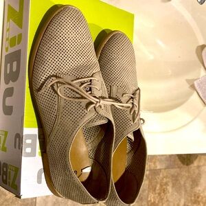 NWOT gap perforated dress shoes with laces - W9